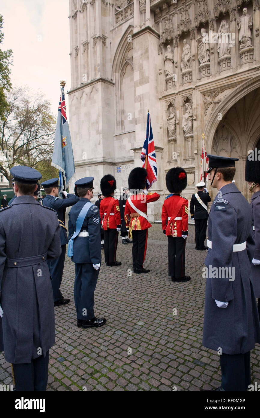 Marina Britannica, Esercito e RAF protezioni di colore preparare per inserire l'Abbazia di Westminster a Londra centrale il giorno dell'Armistizio Foto Stock