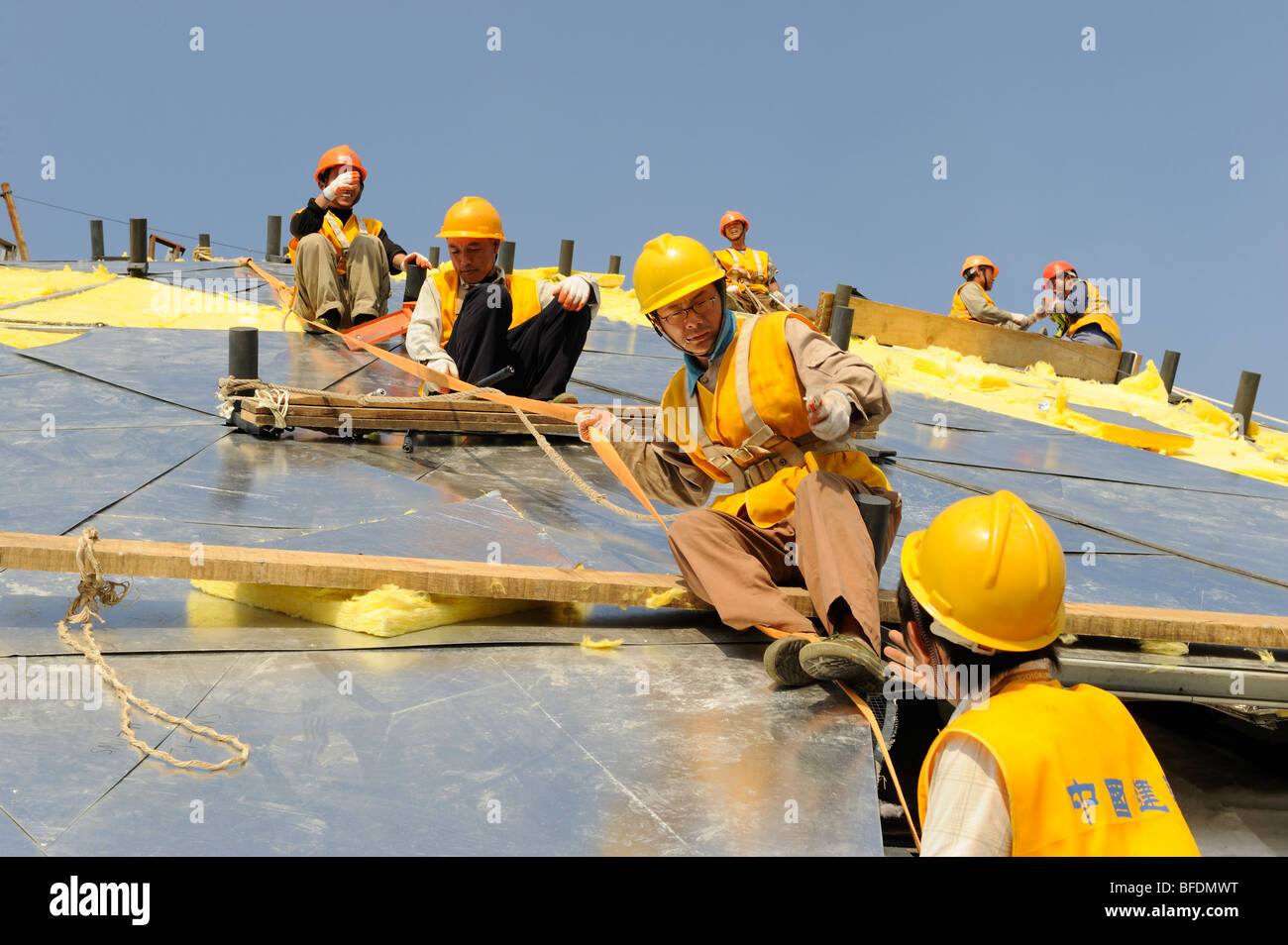 Lavoratori cinesi sul sito di costruzione del World Expo 2010 a Shanghai in Cina.15-ott-2009 Foto Stock