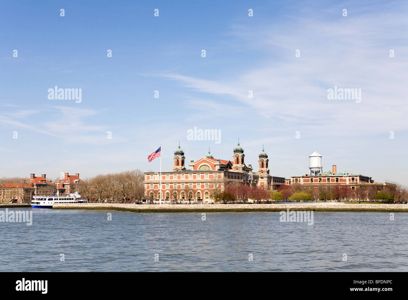 Un Ellis Island nave da crociera sulla Baia di Hudson, New York. Foto Stock