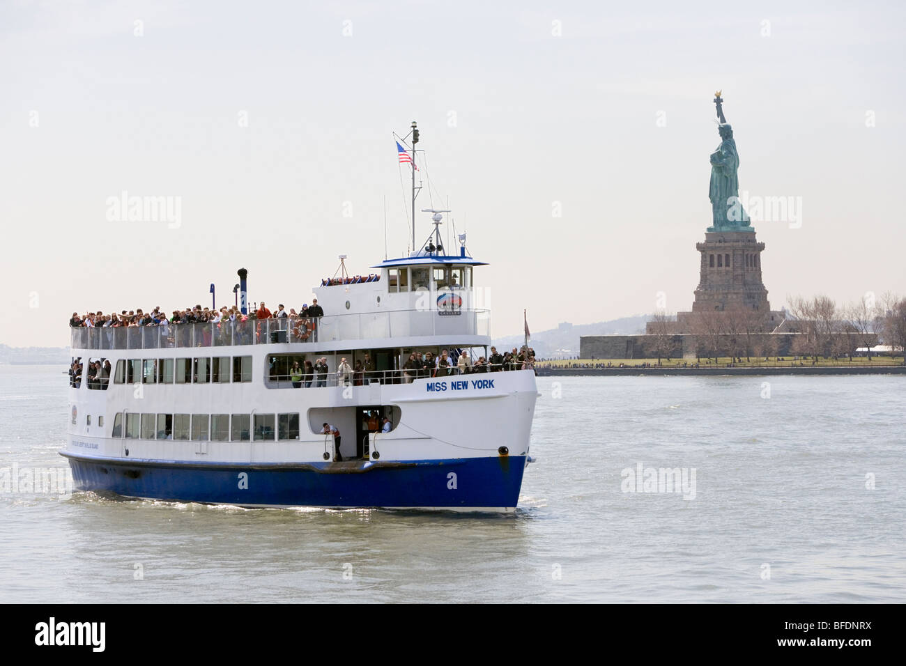 Un Ellis Island nave da crociera sulla Baia di Hudson, New York con la Statua della Libertà in vista. Foto Stock