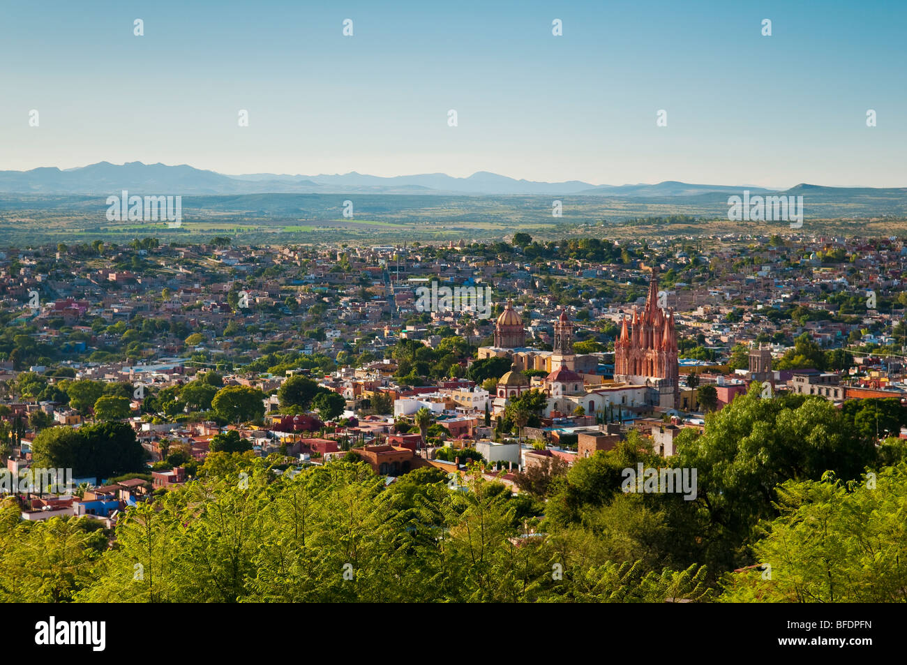 Panoramica del quartiere storico della città di San Miguel De Allende, da El Mirador lookout point; Guanajuato, Messico. Foto Stock