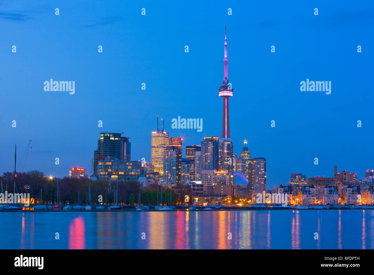 Skyline di Toronto al tramonto visto da Ontario Place, Toronto, Ontario, Canada Foto Stock