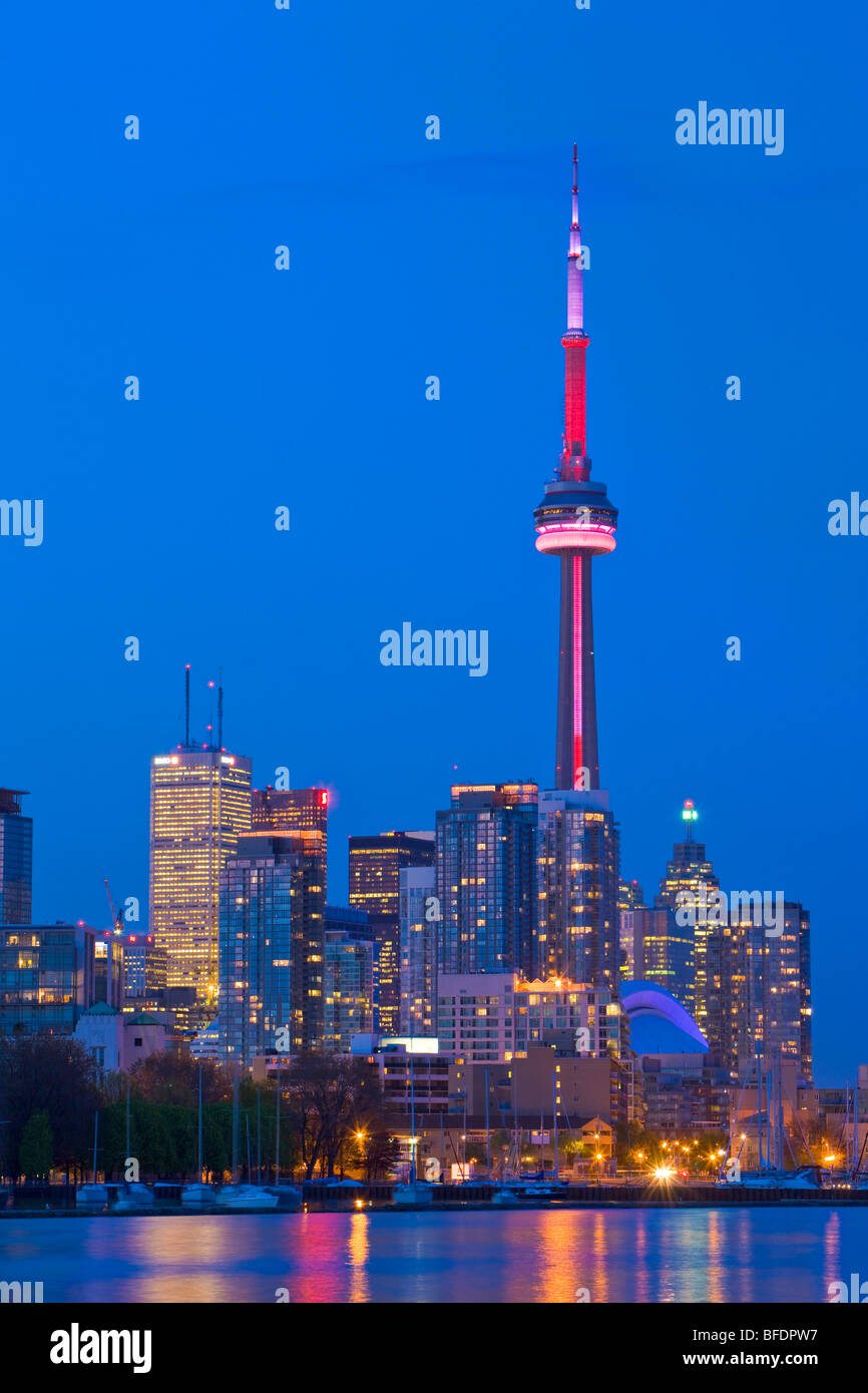 Skyline di Toronto al tramonto visto da Ontario Place, Toronto, Ontario, Canada Foto Stock