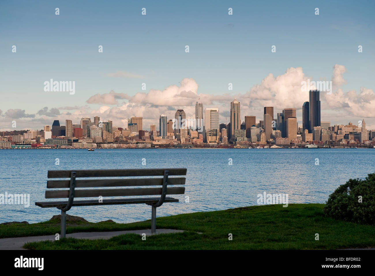 Una panchina nel parco sulla spiaggia di Alki nella zona ovest di Seattle è un ottimo posto per visualizzare la città e guardare le barche di andare a. Foto Stock