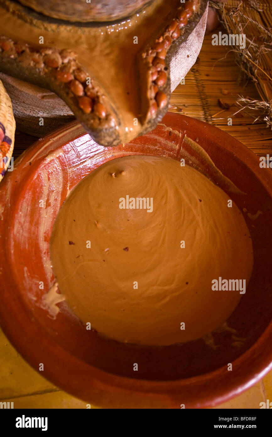 Marocco - Estratto di dado di argan raccolti in una terrina a donne olio di argan cooperativa in montagne Atlas. Foto Stock