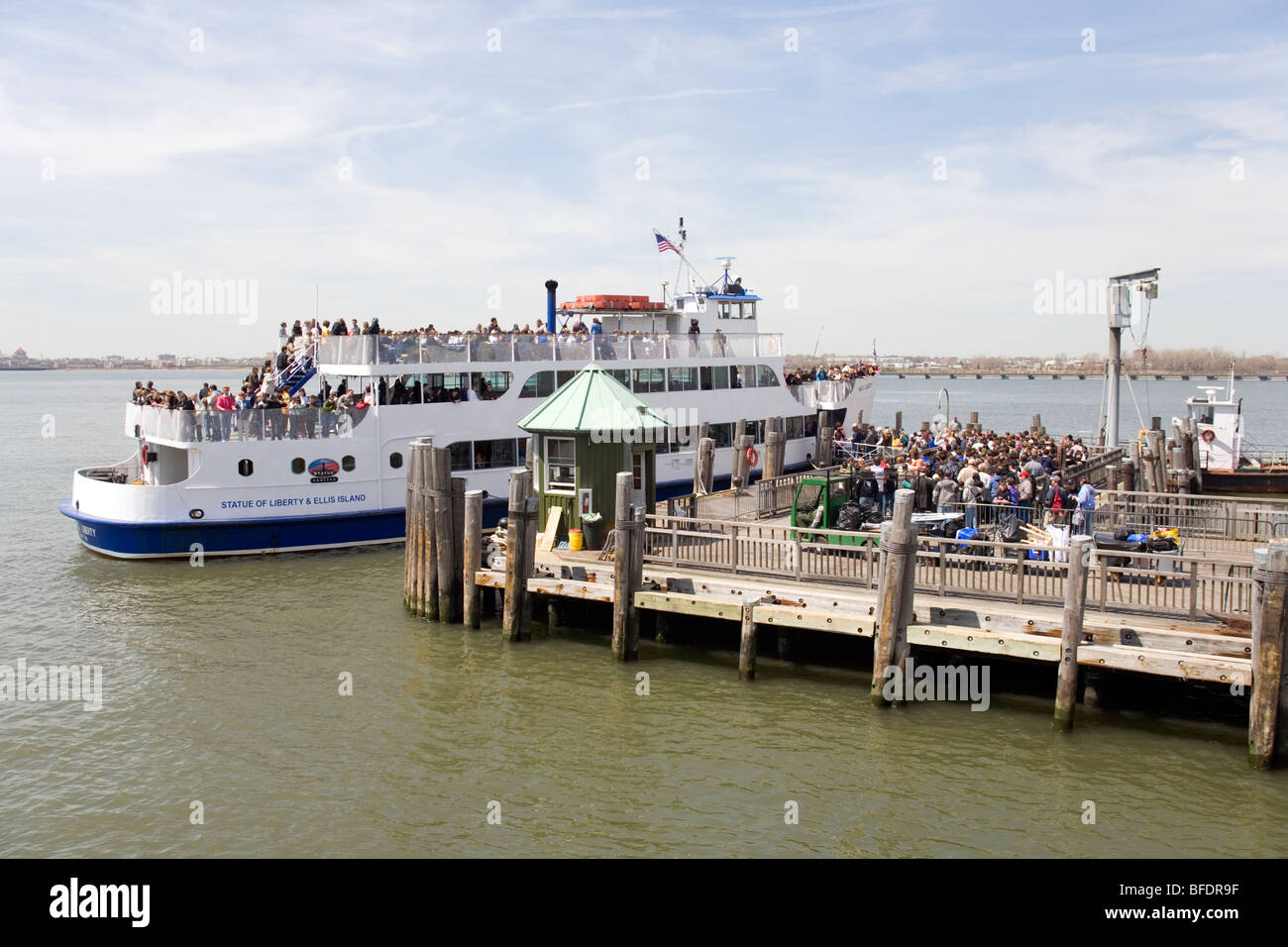 Un Ellis Island nave da crociera sulla Baia di Hudson, New York. Foto Stock