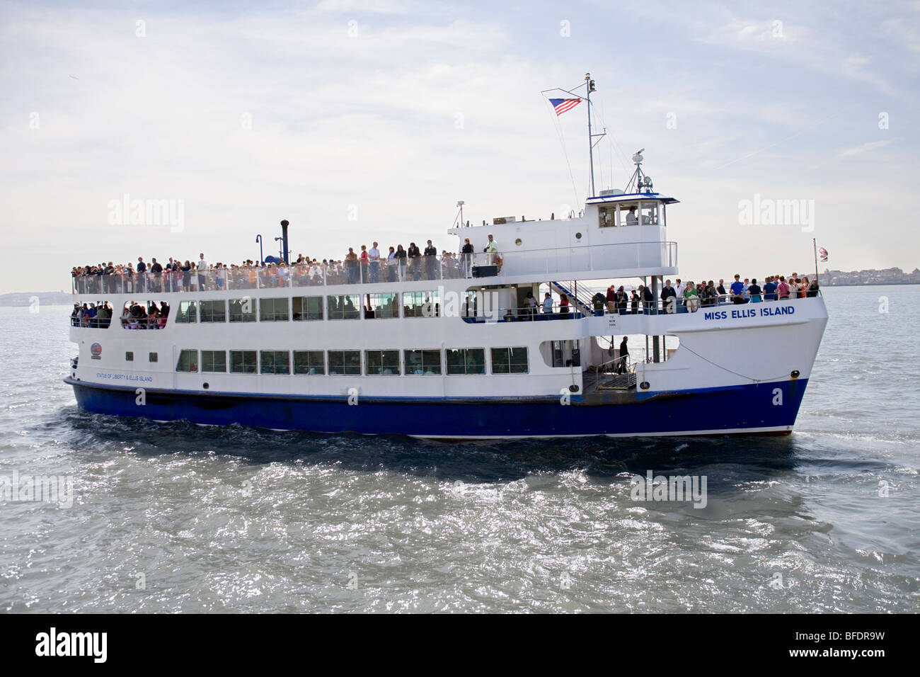 Un Ellis Island nave da crociera sulla Baia di Hudson, New York. Foto Stock