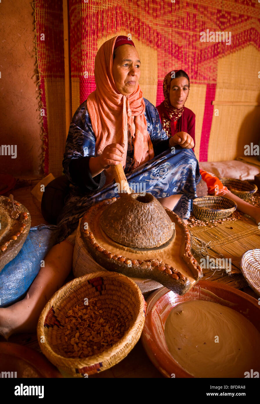 Marocco - donne Berbere dell'olio di argan workshop cooperativa in Atlas Mountains, a est di Marrakesh. Foto Stock