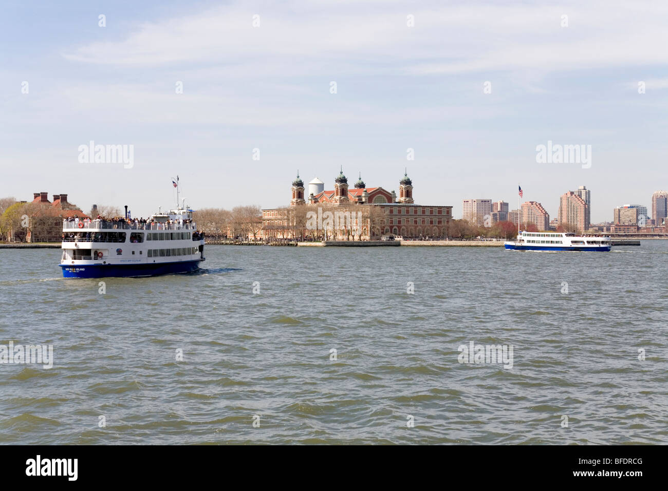 Un Ellis Island nave da crociera sulla Baia di Hudson, New York. Foto Stock