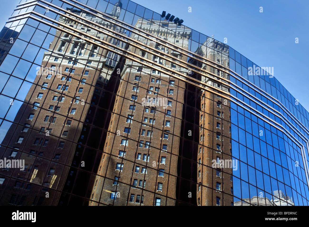 La riflessione in grattacielo, New York Foto Stock
