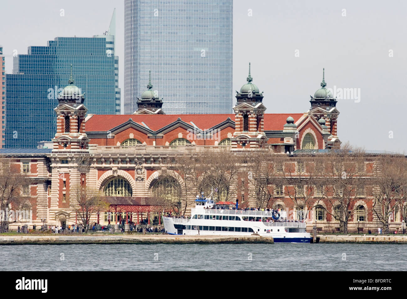 Un Ellis Island nave da crociera sulla Baia di Hudson, New York. Foto Stock