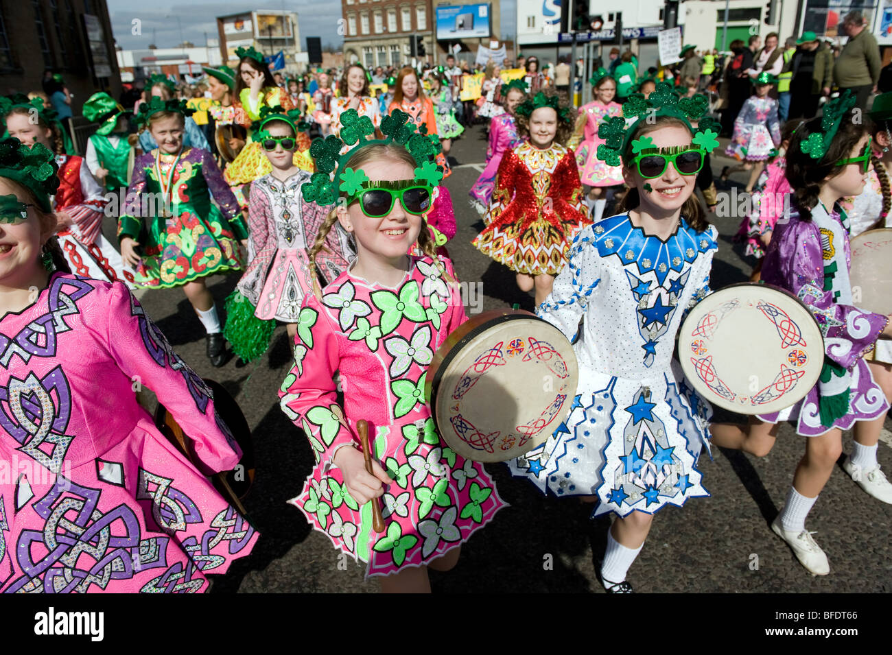 Ballerini irlandesi a san Patrizio Parade di Digbeth Birmingham, Inghilterra, Regno Unito Foto Stock