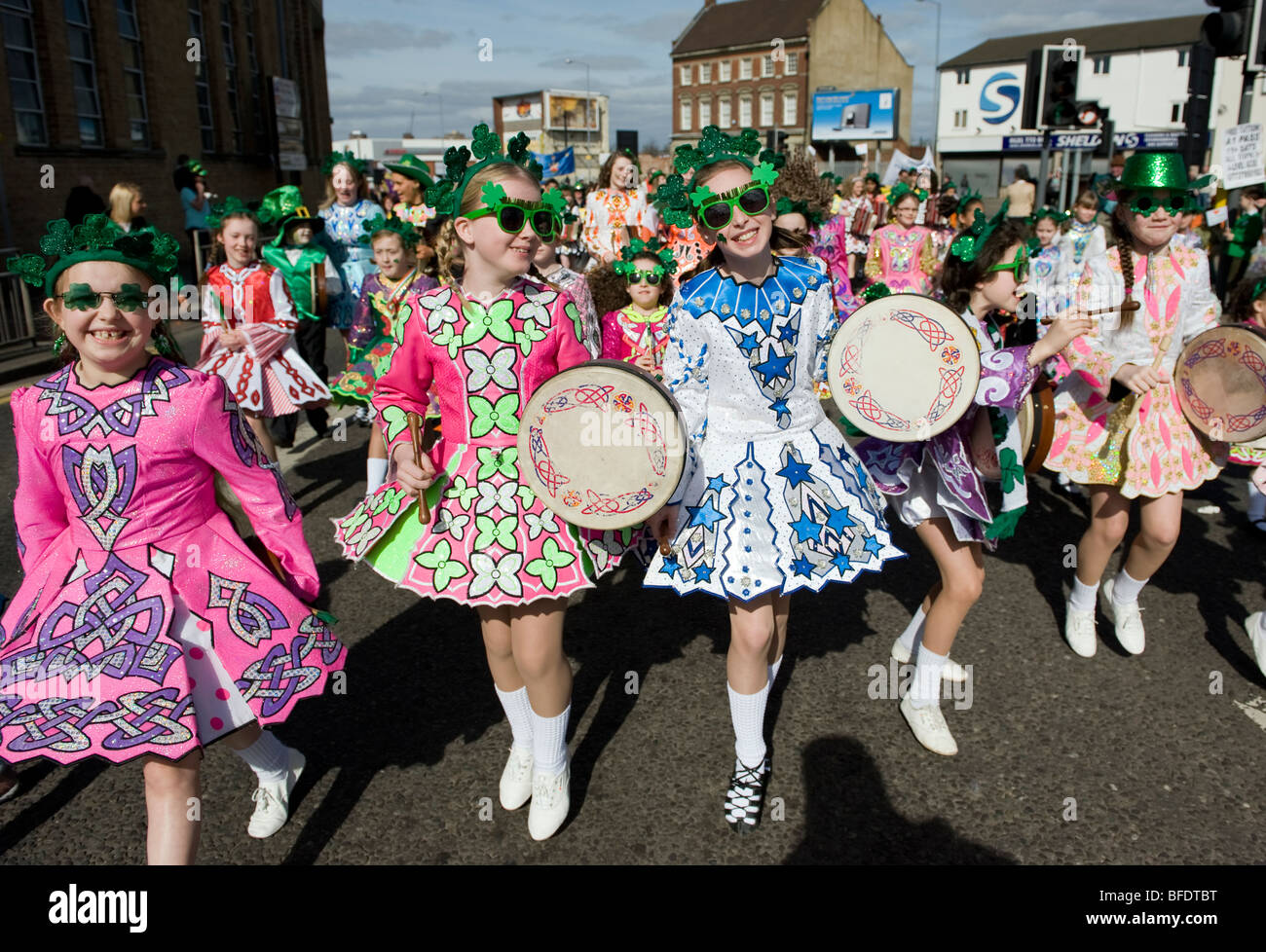 Ballerini irlandesi a san Patrizio Parade di Digbeth Birmingham, Inghilterra, Regno Unito Foto Stock