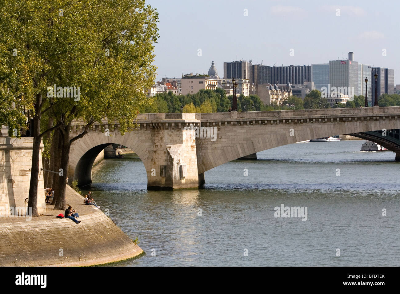 Pont de la Tournelle, arco ponte che attraversa il fiume Senna a Parigi, Francia. Foto Stock