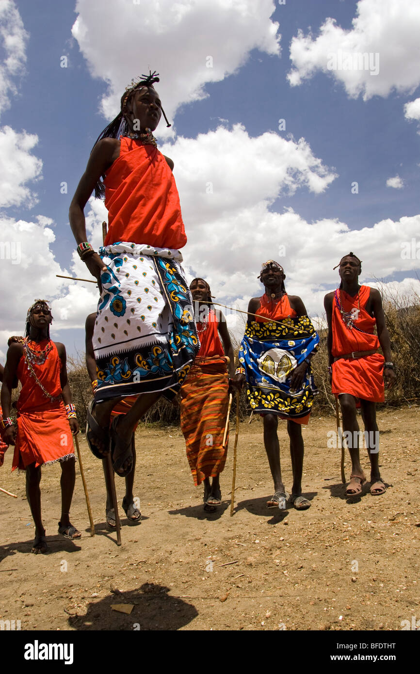 Guerrieri Maasai Jumping - Masai Mara riserva nazionale, Kenya Foto Stock