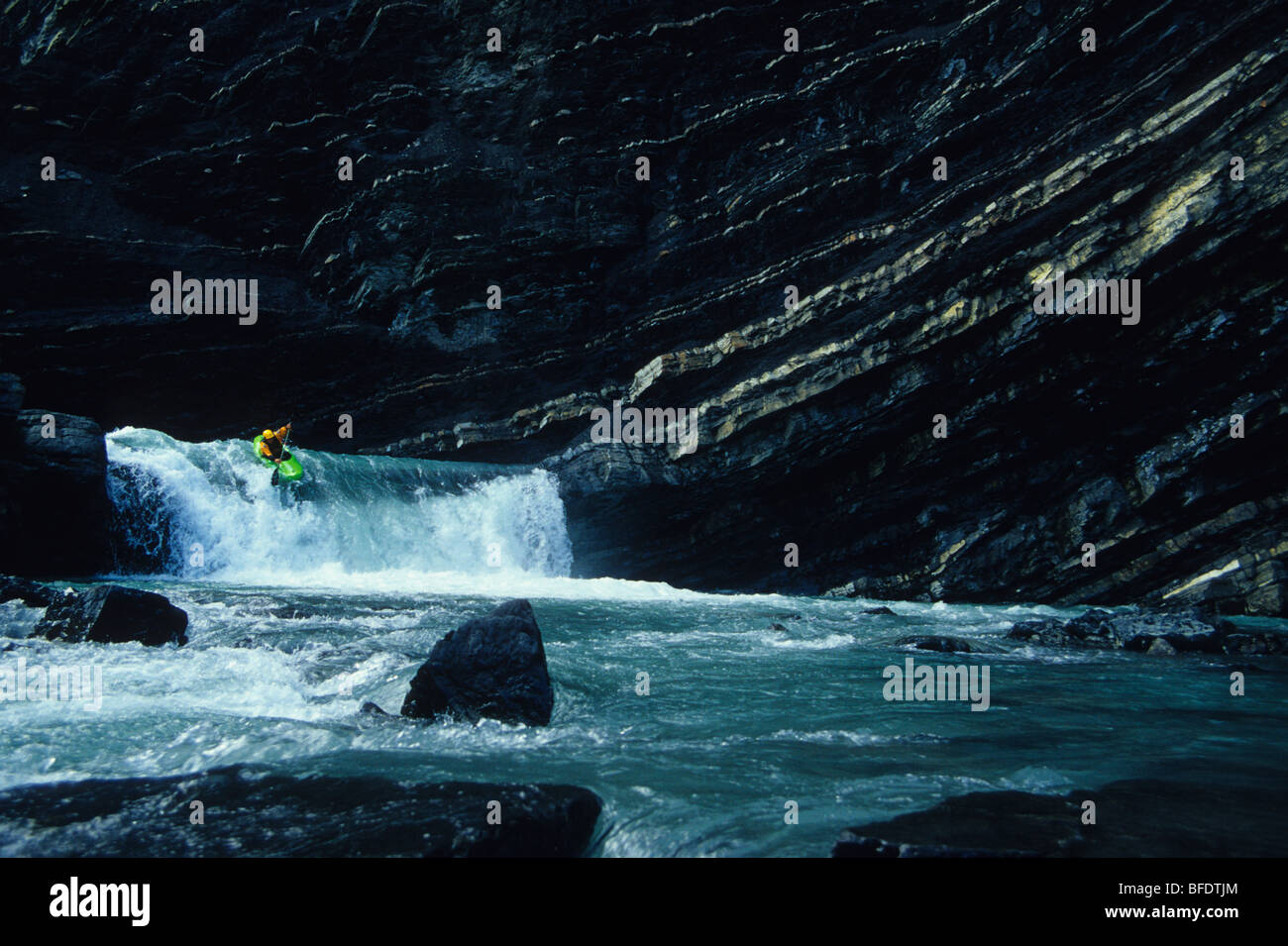 Un kayaker di scendere il cade sul Grande Fiume Corno, Alberta, Canada Foto Stock