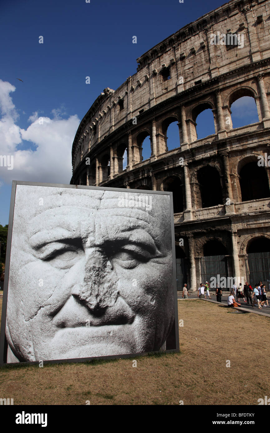 Un'immagine dell'Imperatore Vespasiano, di fronte al Colosseo, Roma, Italia. Foto Stock