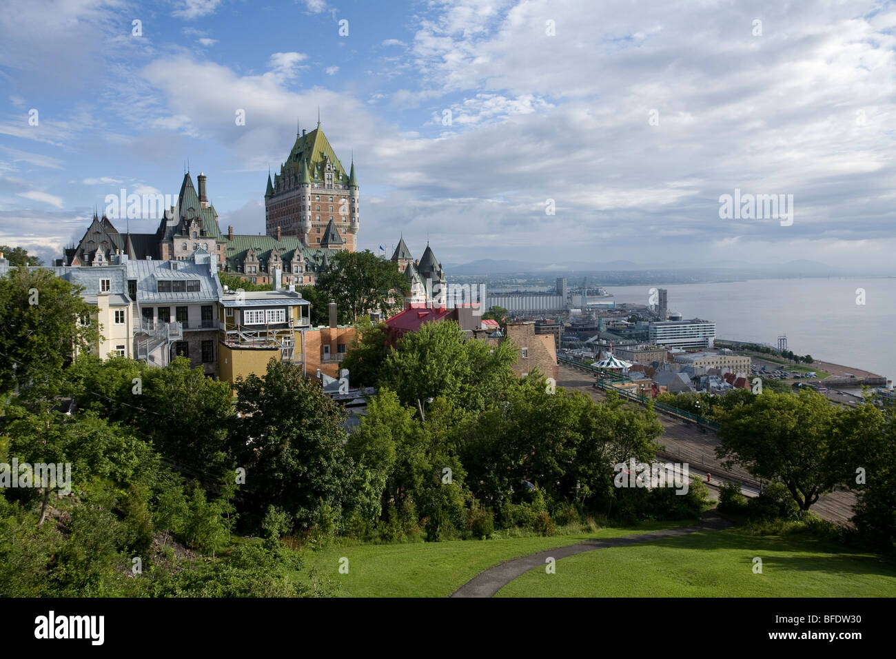 Skyline di vecchia Quebec city visto da Cap Diamant con il Fairmont Le Chateau Frontenac, la Terrasse Dufferin e il porto Foto Stock