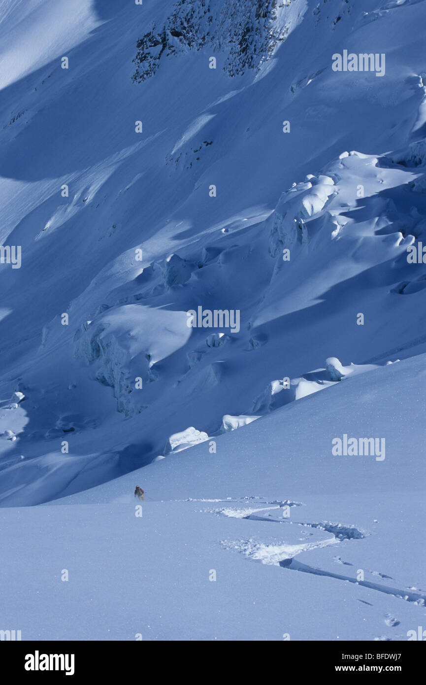 Uno sciatore fare prima le tracce sul ghiacciaio Durrand, British Columbia, Canada Foto Stock