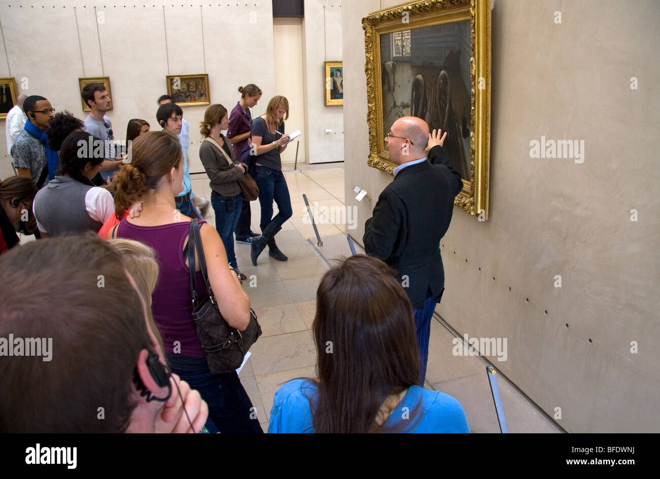 Visitatori visualizzare immagini visualizzate nel Musee d'Orsay, Parigi, Francia. Foto Stock