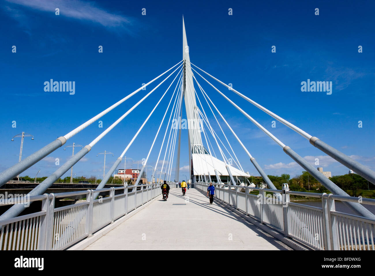 Un ponte pedonale che attraversa il Fiume Rosso tra la città di Winnipeg e San Bonifacio in Manitoba, Canada Foto Stock