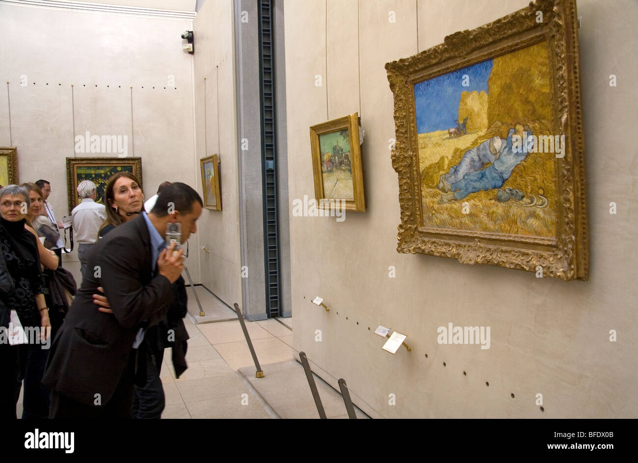 Visitatori visualizzare immagini visualizzate nel Musee d'Orsay, Parigi, Francia. Foto Stock