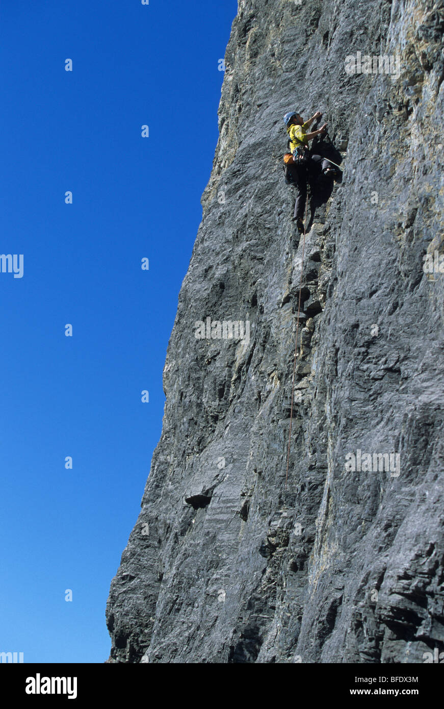 Un scalatore su Jimmy e gli incrociatori 10c, Mount Yamnuska, Kananaskis Country, Alberta, Canada Foto Stock