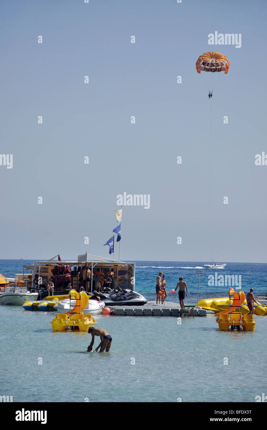 Sport acquatici, spiaggia di Nissi, Ayia Napa, Famagusta District, Cipro Foto Stock