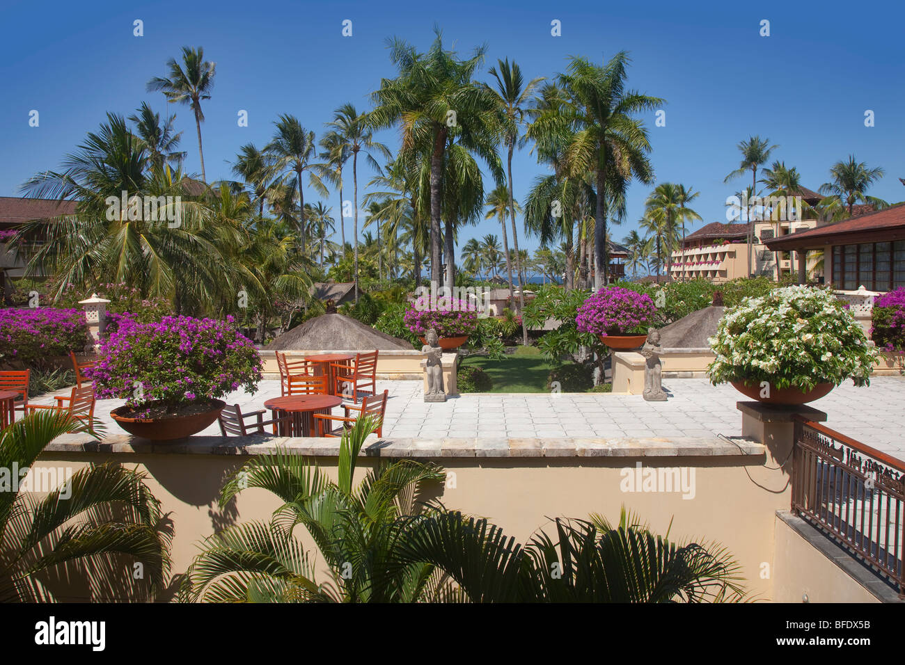Tropical hotel asiatico giardini con palme, Bali, Indonesia Foto Stock