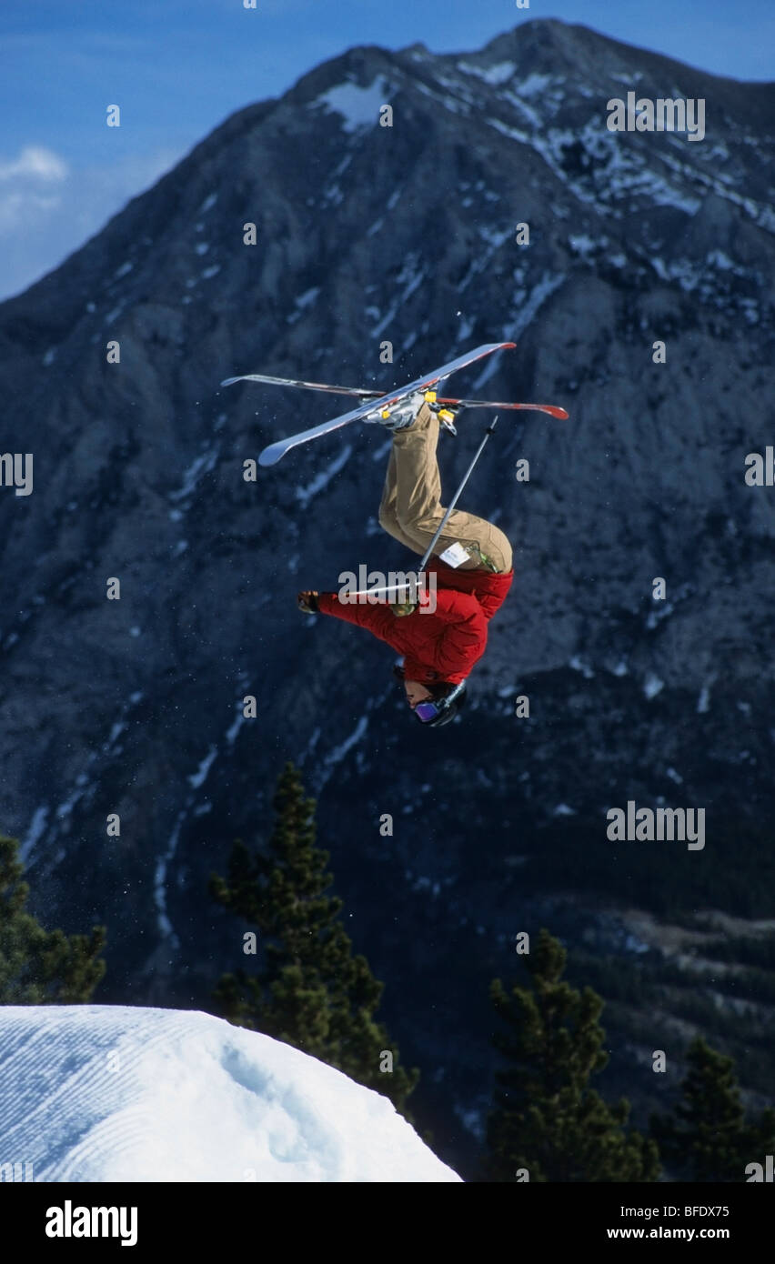 Airborne sciatore a Nakiska Resort, Kananaskis Country, montagne rocciose, Alberta, Canada Foto Stock