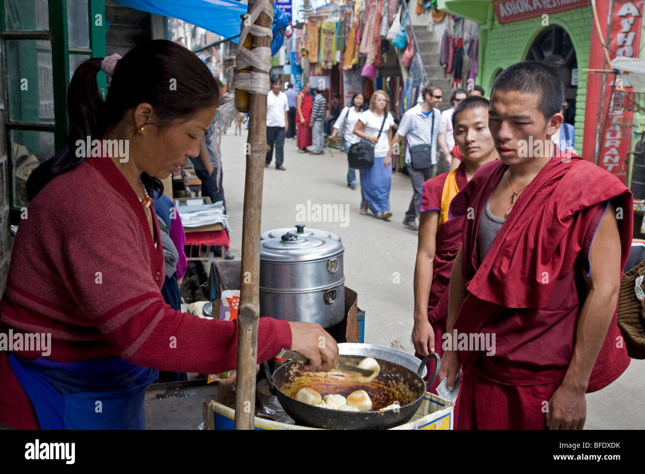Donna tibetana momos di frittura. McLeod Ganj. Dharamsala. Himachal Pradesh. India Foto Stock