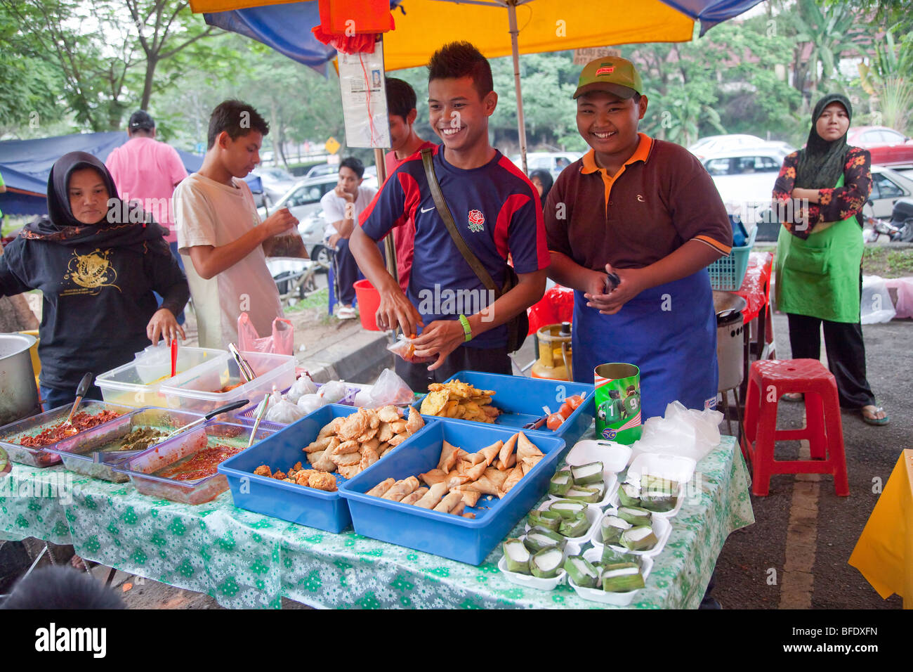 Malaysian street market hawker bancarella vendendo gli alimenti a un mercato notturno Pasar Malam Foto Stock