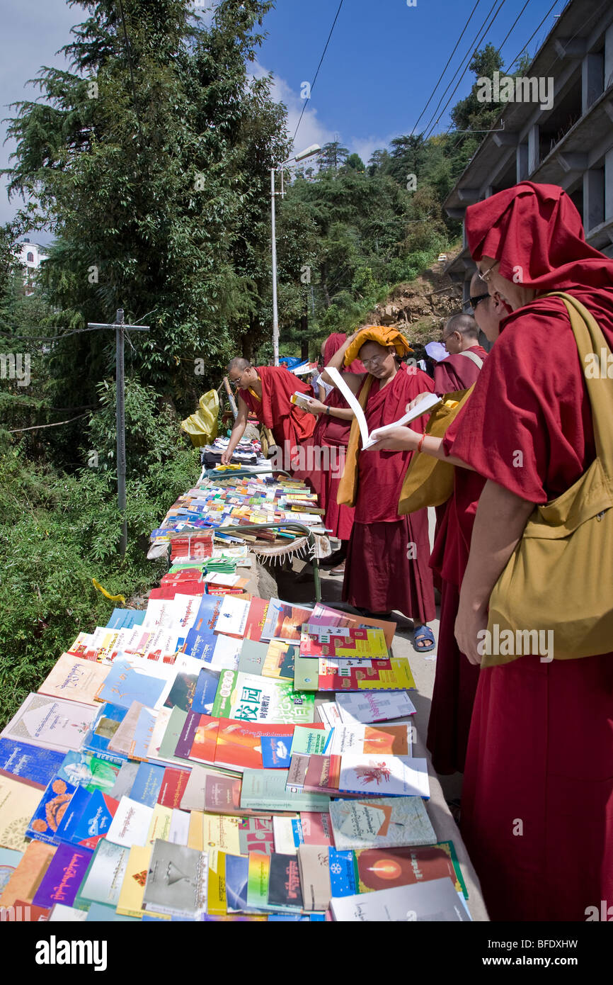 I monaci buddisti tibetani di acquisto libri. McLeod Ganj. Dharamsala. Himachal Pradesh. India Foto Stock