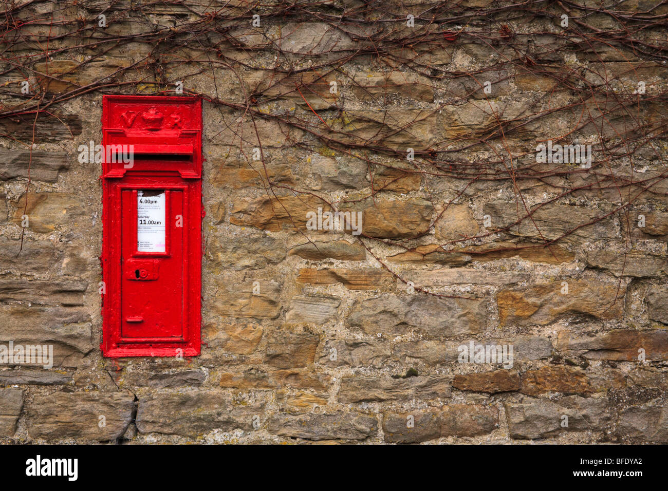 Casella di posta sul muro di pietra di un tempio in Thwaite, Swaledale Yorkshire Dales, England Regno Unito Aspettando il Natale mail. Foto Stock