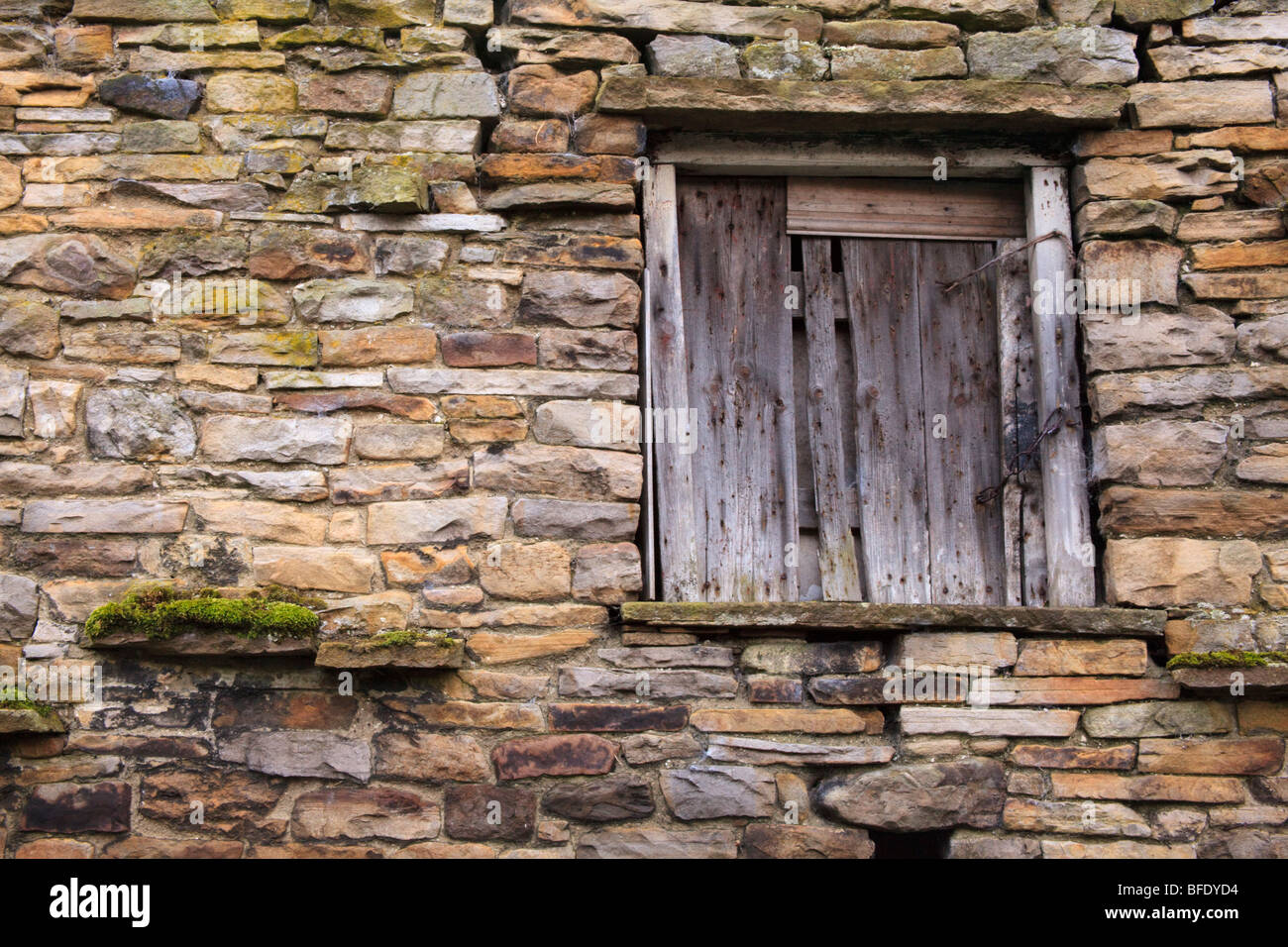Finestra nel lato di un muro di pietra di un tipico fienile in Thwaite Swaledale Yorkshire Dales Foto Stock