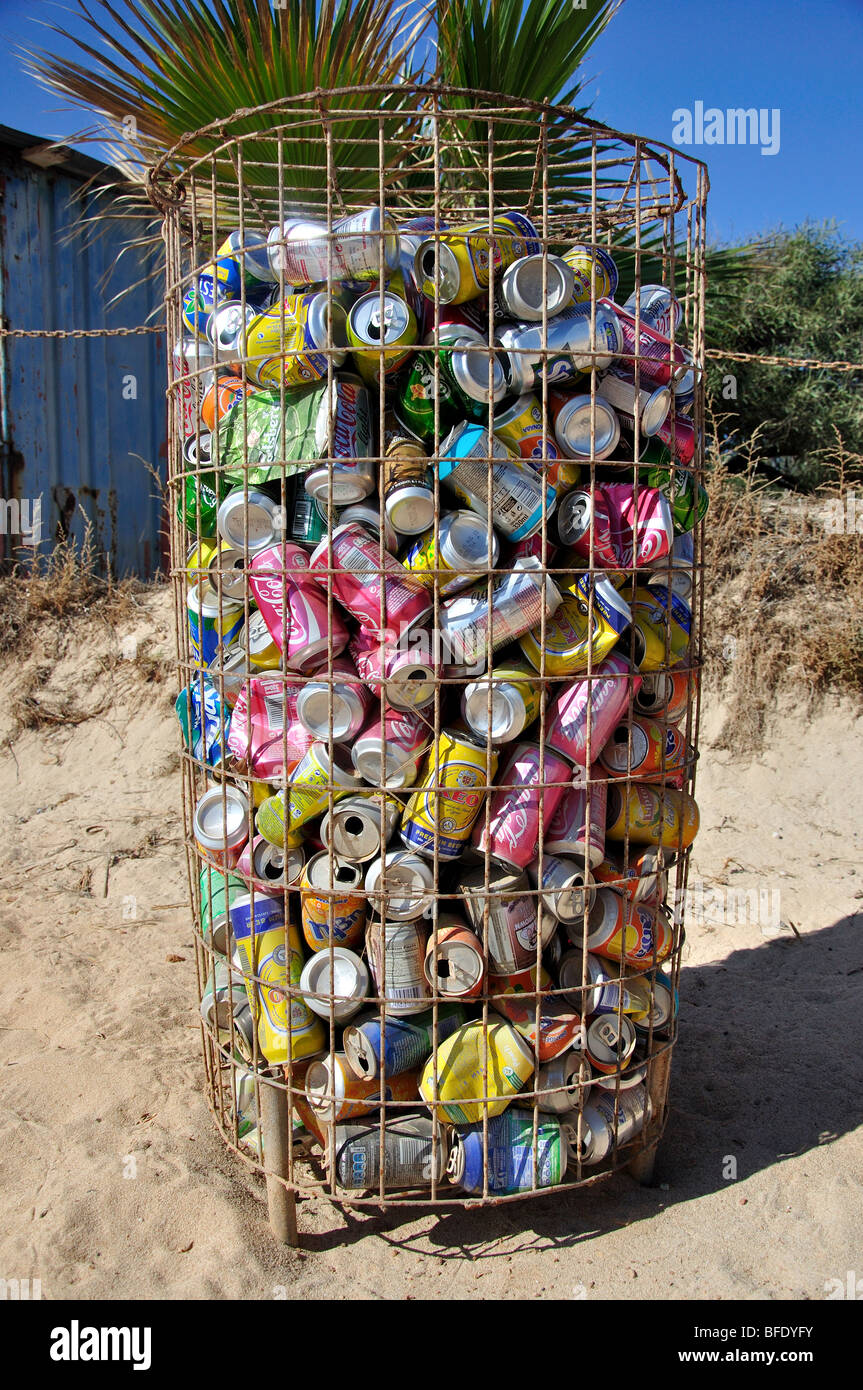 Cestello di lattine per il riciclaggio, Agia Thekla, Ayia Napa, Famagusta District, Cipro Foto Stock