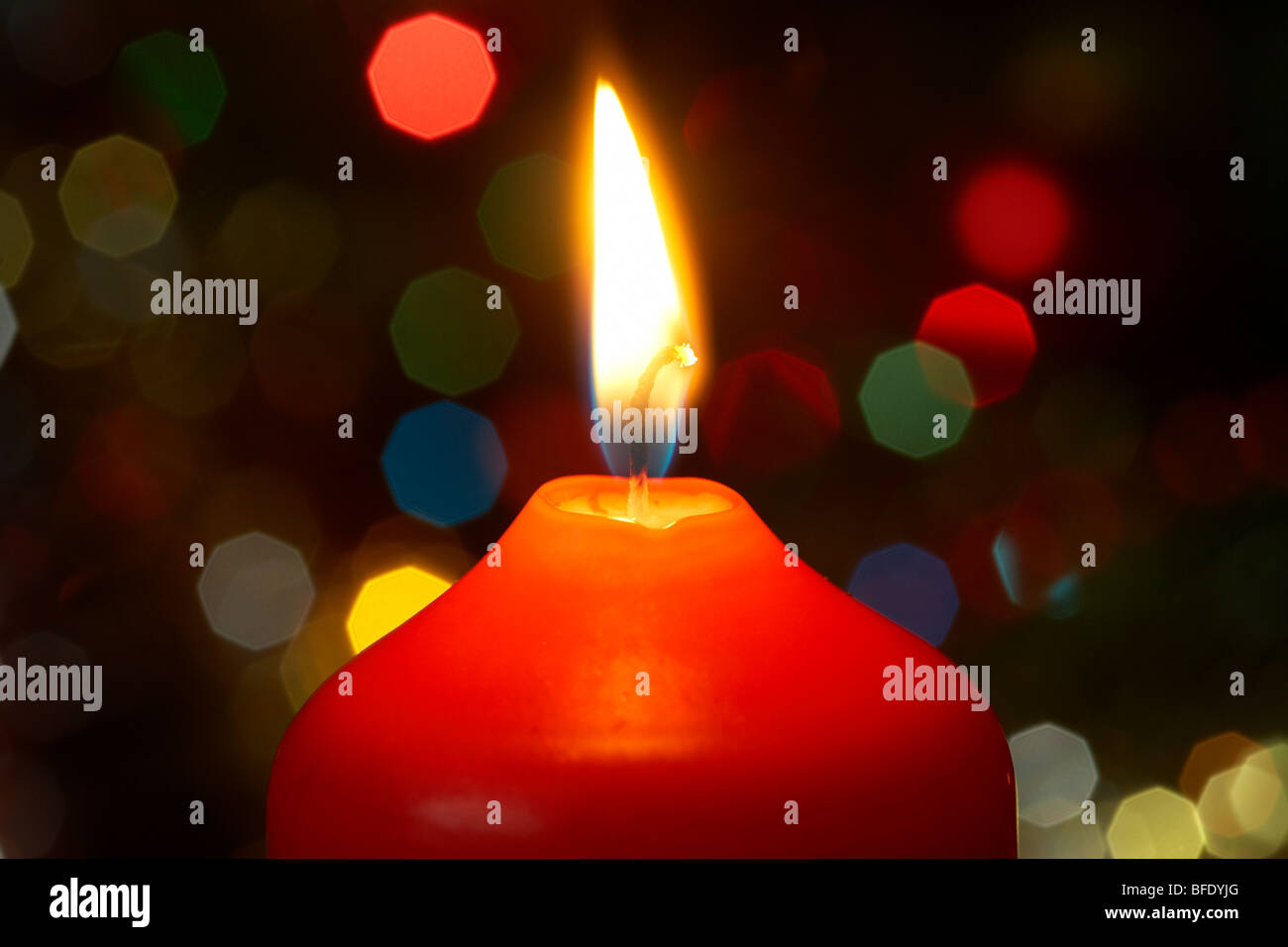 Light a candle immagini e fotografie stock ad alta risoluzione - Alamy