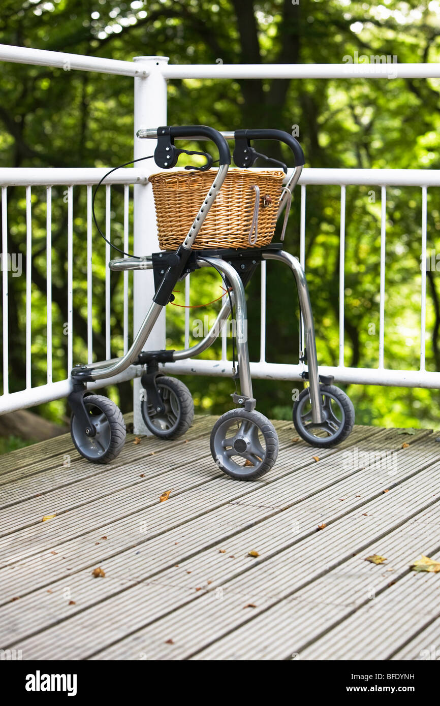 Rollator o a camminare a telaio con ruote Foto Stock