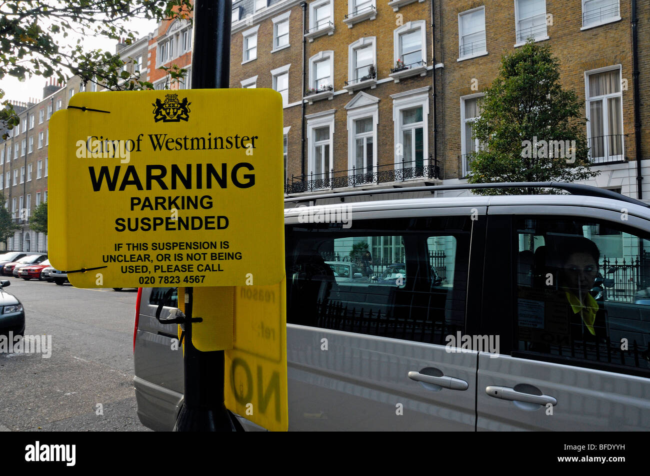 Parcheggio sospeso bay segno con auto parcheggiata, Westminister Londra Inghilterra REGNO UNITO Foto Stock