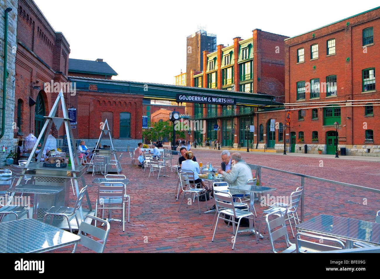 I clienti in outdoor cafÃ©, il Distillery District, Toronto, Ontario, Canada Foto Stock