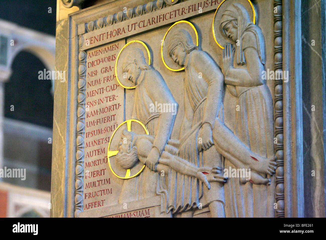 Rilievo raffigurante la sepoltura di Cristo da Eric Gill nella Cattedrale di Westminster London REGNO UNITO Foto Stock
