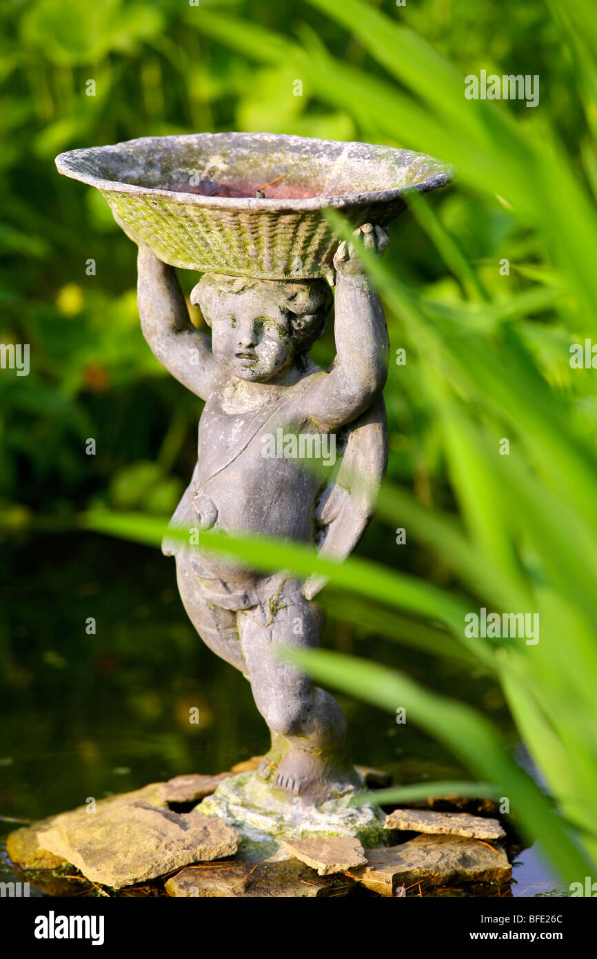 Cherubino giardino statue ornamentali Foto Stock