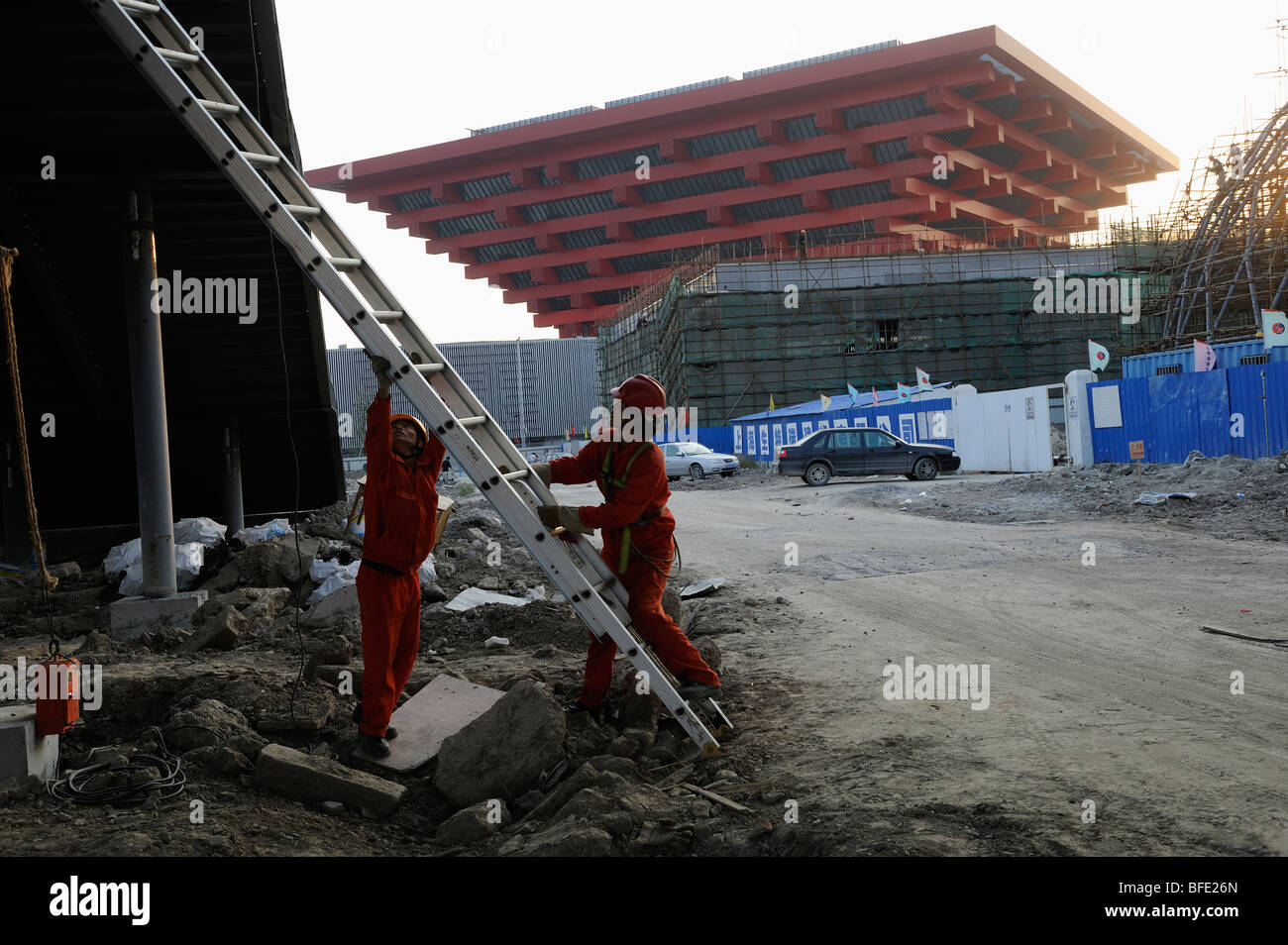 Lavoratori nella parte anteriore del padiglione Cinese del World Expo 2010 a Shanghai in Cina.15-ott-2009 Foto Stock