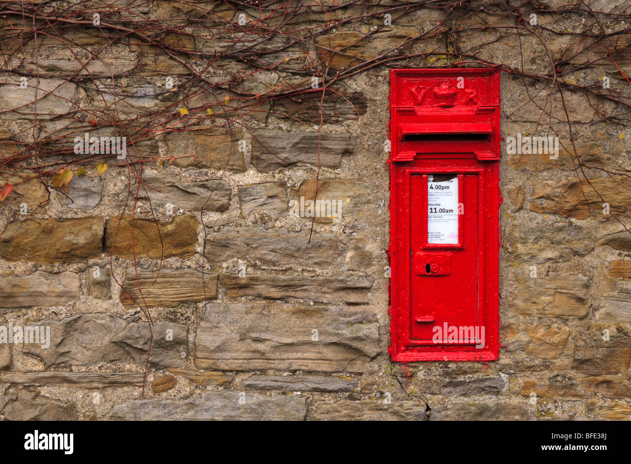 Casella di posta sul muro di pietra di un tempio in Thwaite, Swaledale Yorkshire Dales, England Regno Unito Aspettando il Natale mail. Foto Stock