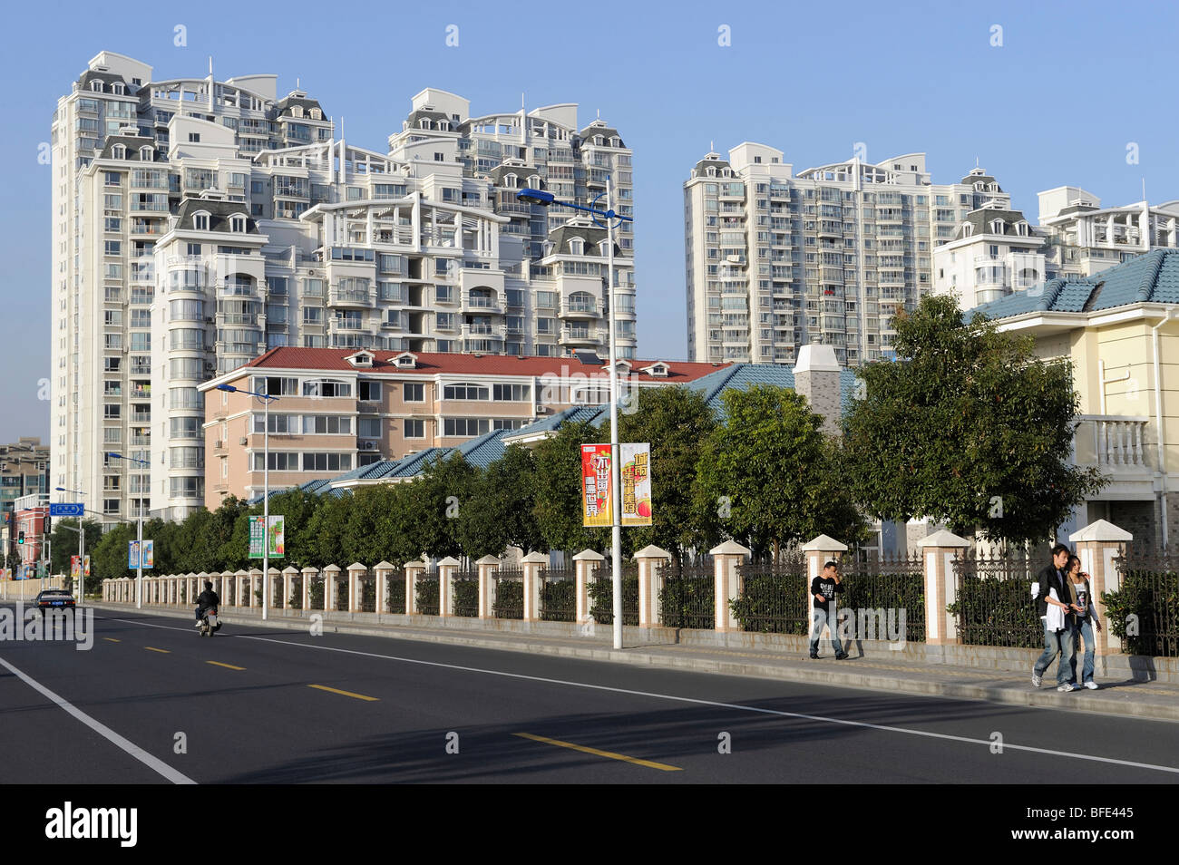 Un composto di appartamenti di lusso e ville in Songjiang nella periferia di Shanghai 2009 Foto Stock