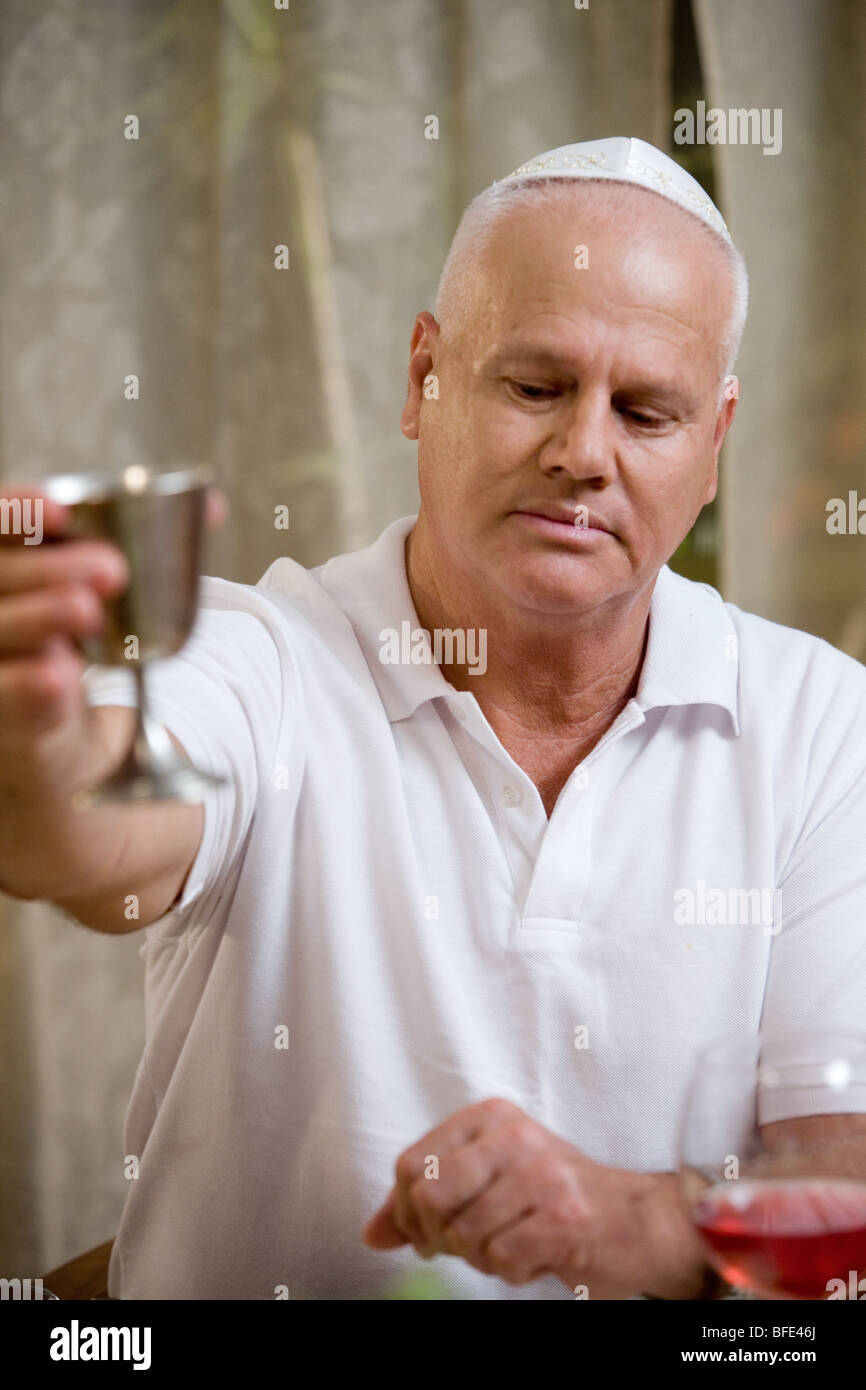 Uomo con vino Silver Cup a Seder notte. Foto Stock