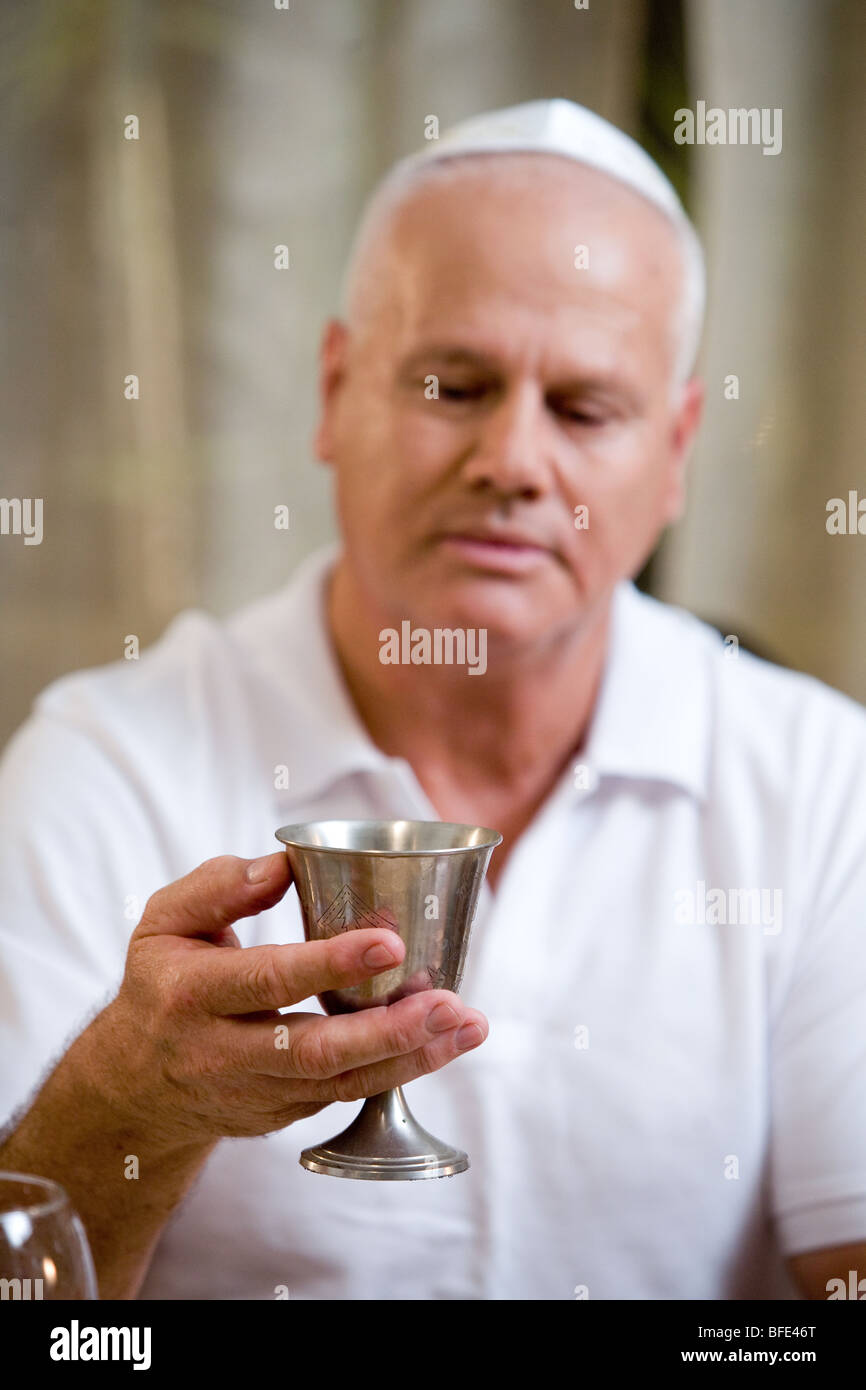 Uomo con vino Silver Cup a Seder notte. Foto Stock