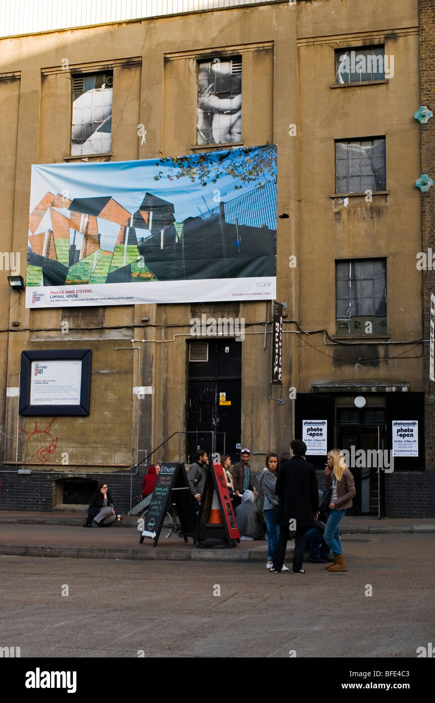 I giovani al di fuori del Vecchio Truman Brewery in Brick Lane, East End East London Inghilterra England Regno Unito Foto Stock