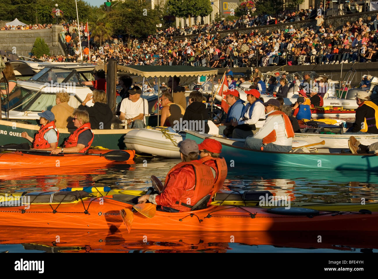 I barcaioli folla al porto per l annuale estate Symphony Splash in Victoria, Isola di Vancouver, British Columbia, Canada Foto Stock