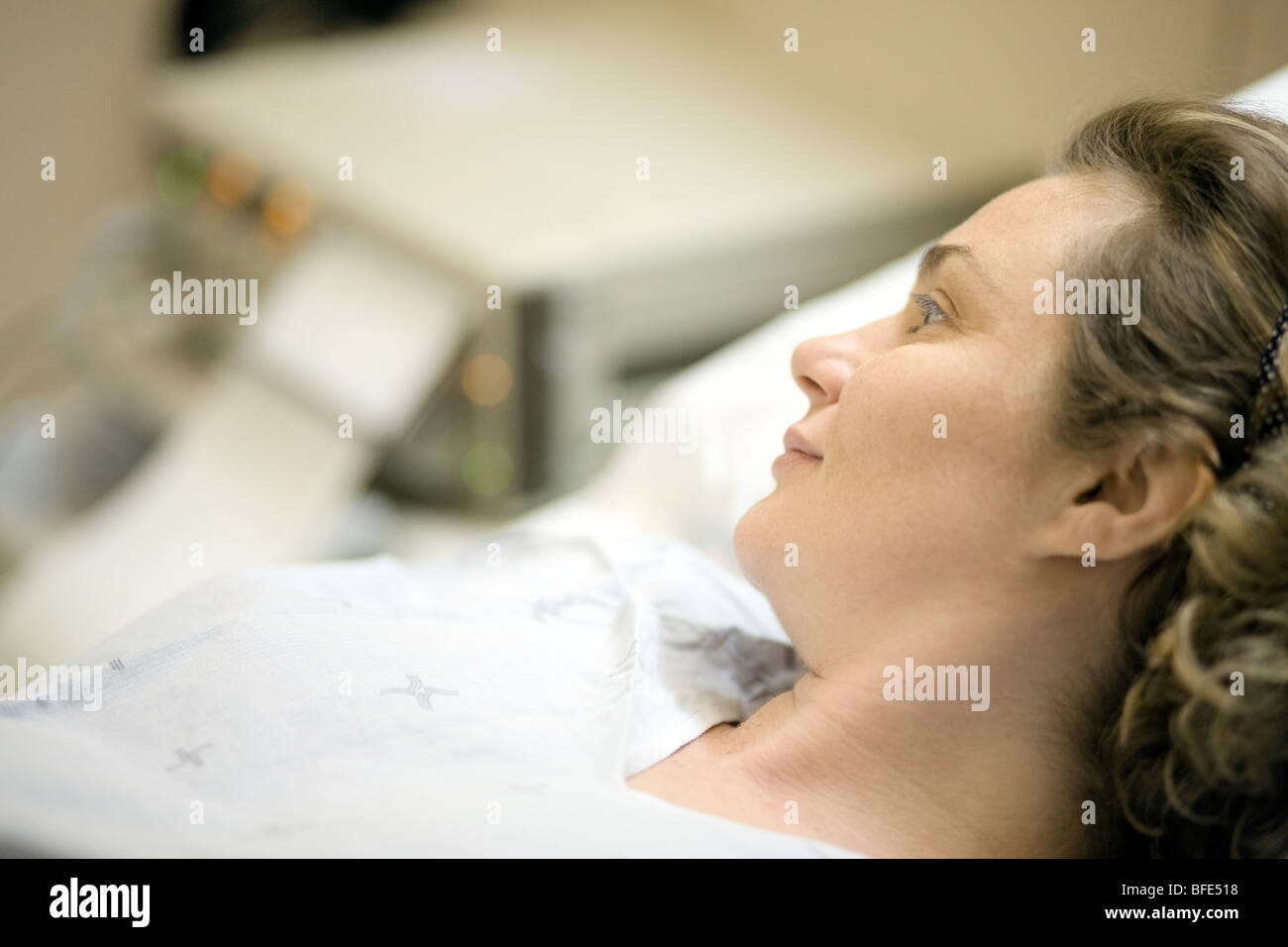 36 anni di donna che sta per partorire con focus sul primo piano, Chateauguay, Quebec, Canada Foto Stock